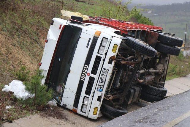 Sakarya’da Su Yüklü Kamyon Devrildi: 1 Yaralı