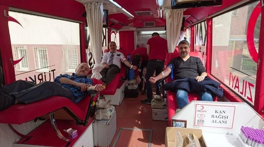 Öğretmen Ve Velilerden Kan Bağışı