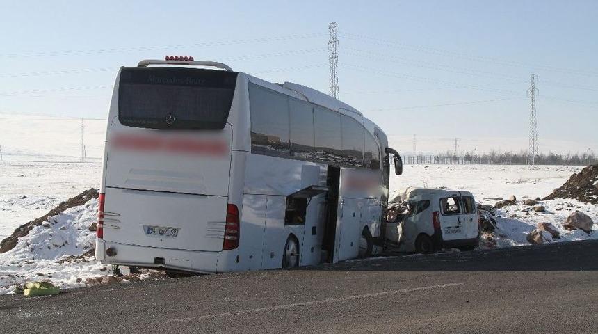 Yolcu Otob&uuml;s&uuml; İle Otomobil Kafa Kafaya &Ccedil;arpıştı: 1 &Ouml;l&uuml;, 2 Yaralı