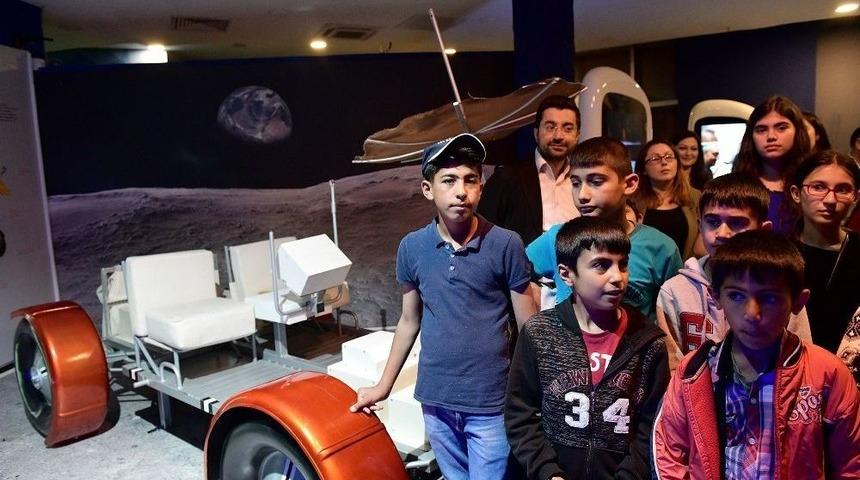 Başarılı Gen&ccedil;ler Uzayı Keşfetti