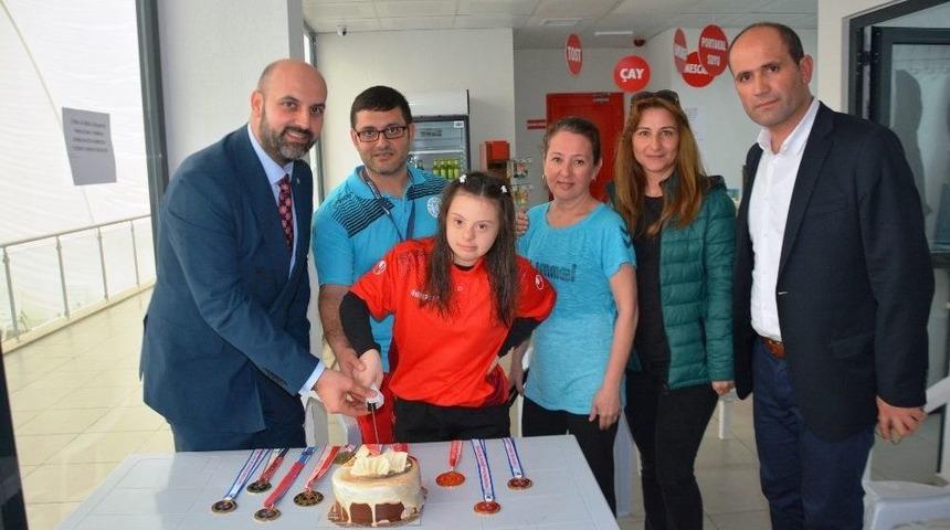 Şampiyon Y&uuml;z&uuml;c&uuml;ye Pastalı Kutlama