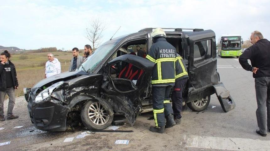 Sollama Yapmak İsteyen Cip Ticari Araca Çarptı: 5 Yaralı