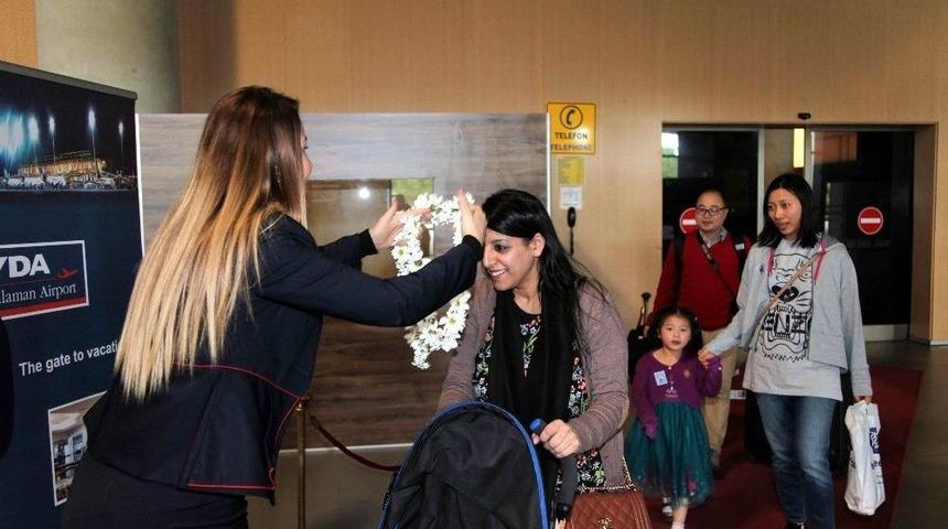 İngiliz Turistler Dalaman&rsquo;da &Ccedil;i&ccedil;eklerle Karşılandı