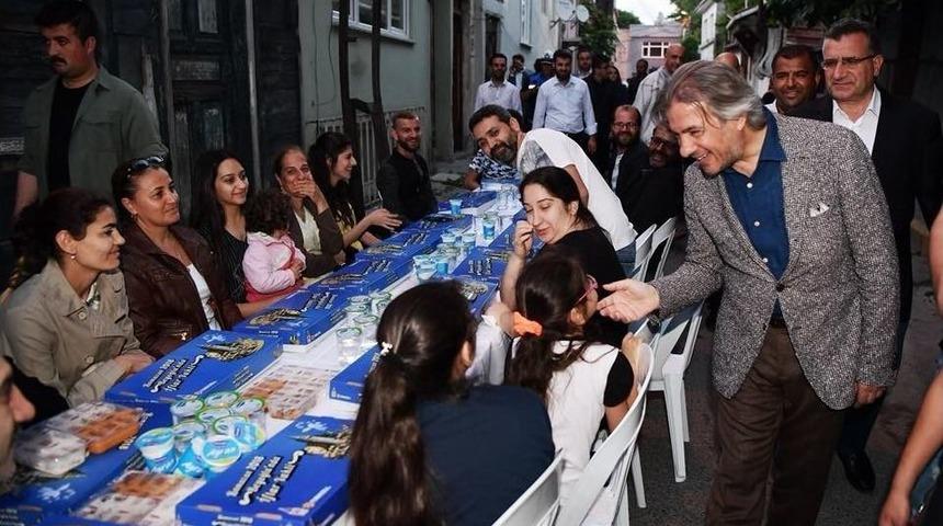 Beyoğlu&rsquo;nun Sokakları Bereket Sofraları İle Şenleniyor