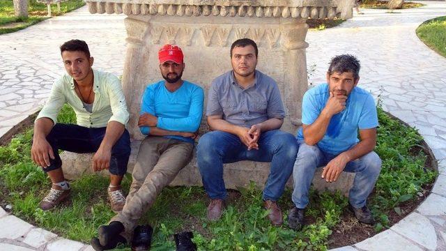 Şanlıurfa’da Sıcaklarda Bunalan Vatandaşlar Süs Havuzlarında Serinliyor