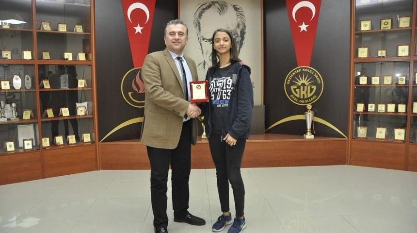 Gkv&rsquo;li Kitap Dostlarına &Ouml;d&uuml;l Yağmuru