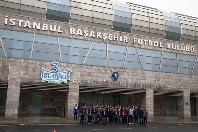 Akademi Lise Öğrencileri Başakşehir Spor Kulübü’nü Ziyaret Etti