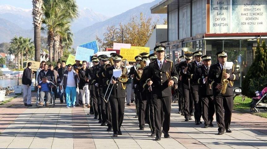 Fethiye&rsquo;de Engellilerden &rsquo;farkındalık&rsquo; Y&uuml;r&uuml;y&uuml;ş&uuml;