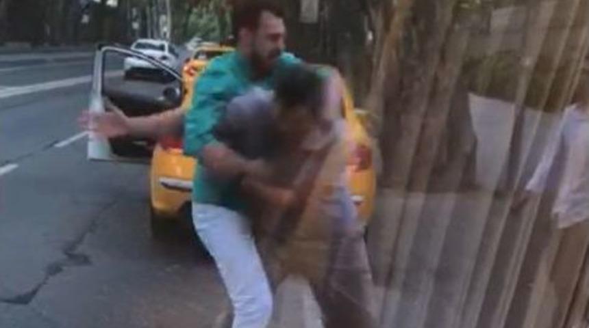 Taksici İle Minibüsçünün Yumruk Yumruğa Kavgası Kamerada