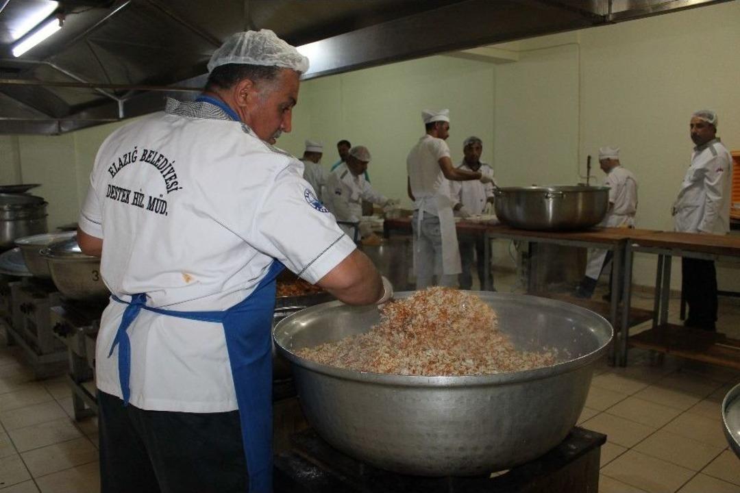 Aş&ccedil;ıların Zorlu Ramazan Mesaisi: 2 Bin Kişiye İftar Hazırlıyorlar