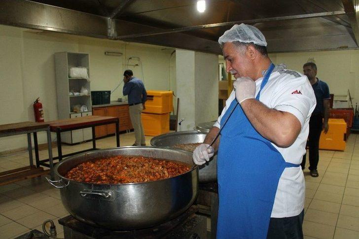 Aşçıların Zorlu Ramazan Mesaisi: 2 Bin Kişiye İftar Hazırlıyorlar G1