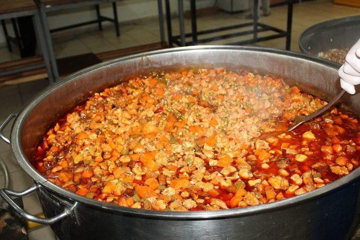 Aşçıların Zorlu Ramazan Mesaisi: 2 Bin Kişiye İftar Hazırlıyorlar G2