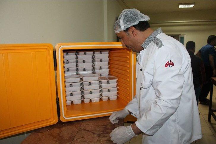 Aşçıların Zorlu Ramazan Mesaisi: 2 Bin Kişiye İftar Hazırlıyorlar G4