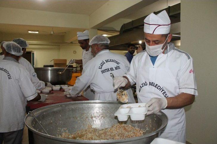 Aşçıların Zorlu Ramazan Mesaisi: 2 Bin Kişiye İftar Hazırlıyorlar G5