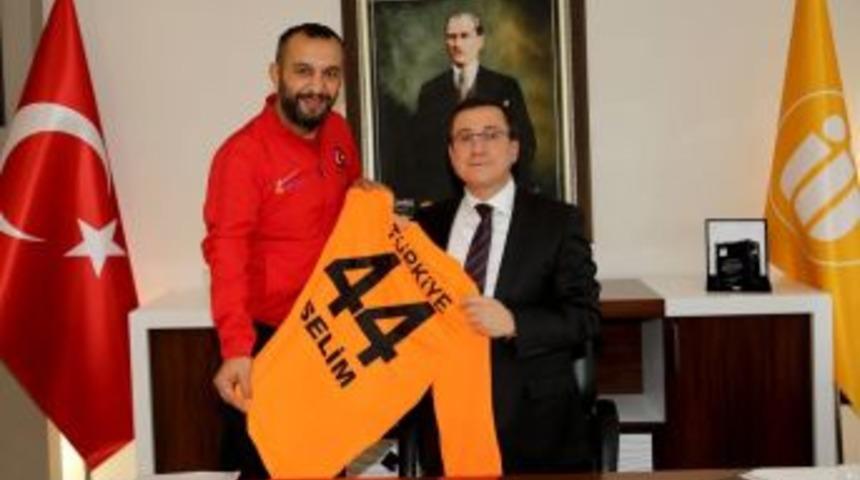 Selim Karadağ&rsquo;dan Kızılay&rsquo;a Ziyaret