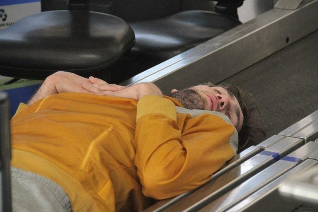 Aylardır Havalimanında Kalan Basketbolcuya Yardım Talebi Yağıyor