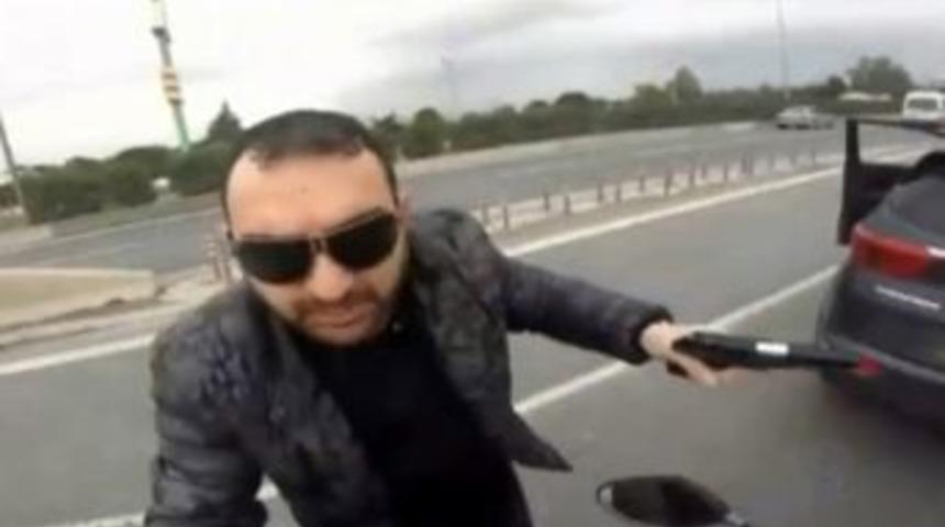 Motosikletliye Tabanca &Ccedil;eken Otomobil S&uuml;r&uuml;c&uuml;s&uuml; G&ouml;zaltına Alındı