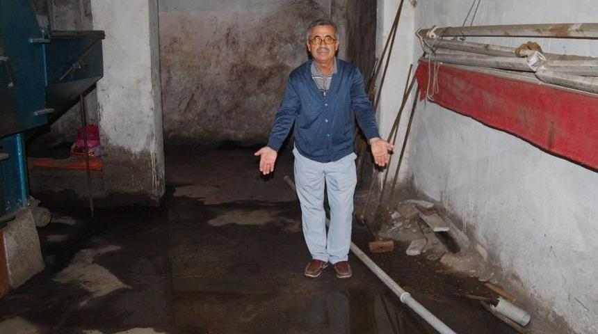 4 G&uuml;nd&uuml;r Su Baskını Vatandaşı &Ccedil;ileden &Ccedil;ıkardı