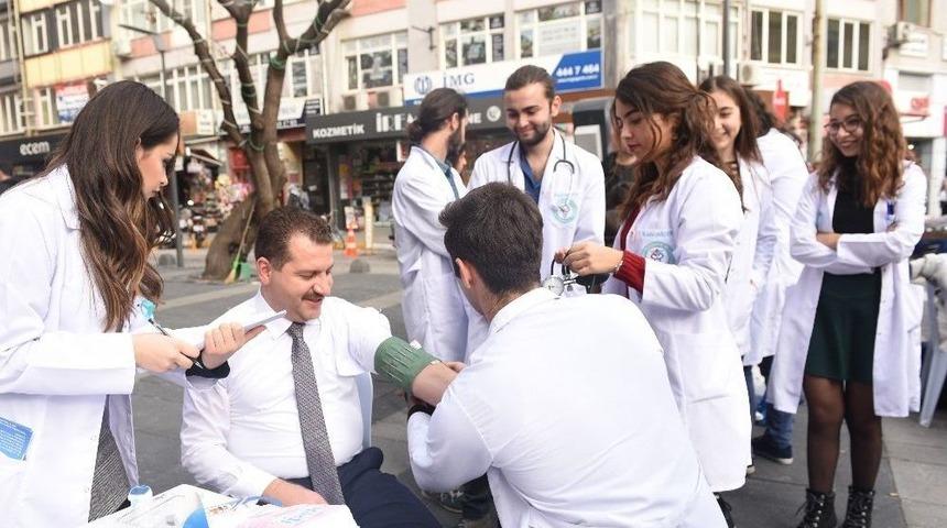 Demokrasi Meydanında Halka &Uuml;cretsiz Sağlık Taraması