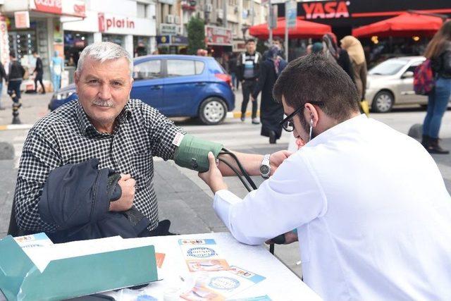 Demokrasi Meydanında Halka Ücretsiz Sağlık Taraması