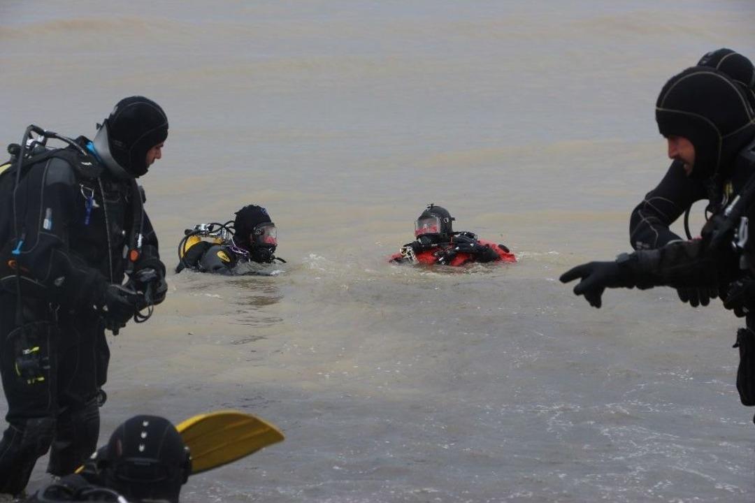 Polis Aracının Dereye Devrilmesi Sonucu Kaybolan Polisi Denizde Dalgı&ccedil;larla Arama &Ccedil;alışmaları Bu Sabah Başladı