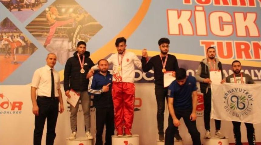 D&uuml;zce &Uuml;niversitesi &Ouml;ğrencisi Altın Madalyanın Sahibi Oldu