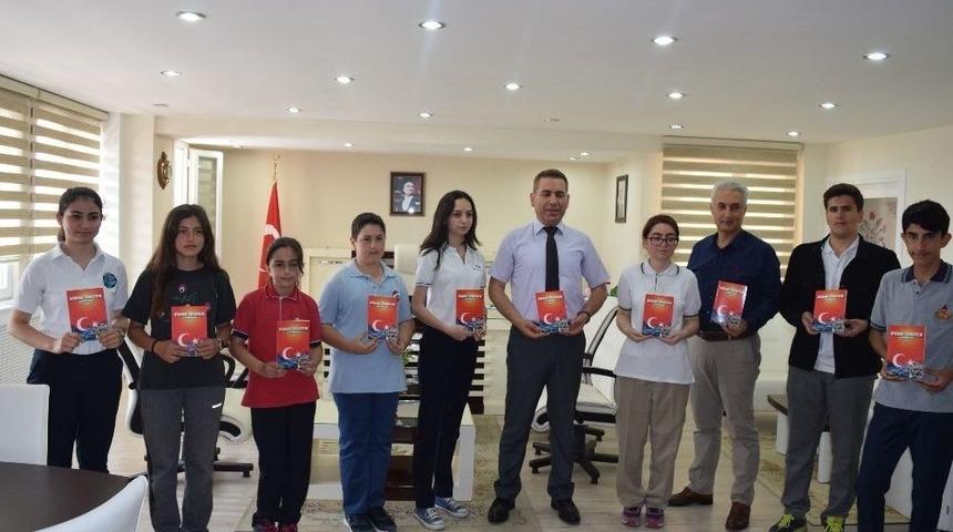 &Ouml;ğrencilerden &rsquo;uyanan T&uuml;rkiye&rsquo;m-15 Temmuz Destan&rsquo; Kitabı