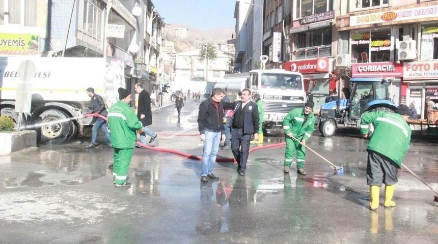 Hakkari &Ccedil;arşısı Fır&ccedil;a Ve &Ccedil;ekpaslarla Temizlendi