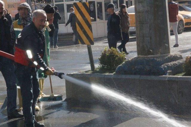 Hakkari Çarşısı Fırça Ve Çekpaslarla Temizlendi