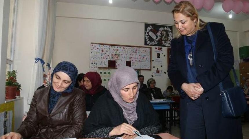 Hakkari Valisi Toprak&rsquo;ın Eşi Dr. Toprak&rsquo;tan Okuma Yazma Kurslarına Ziyaret