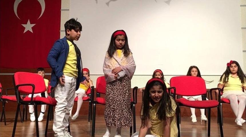 &Ouml;ğrenciler Sahne Performanslarıyla G&ouml;z Doldurdu