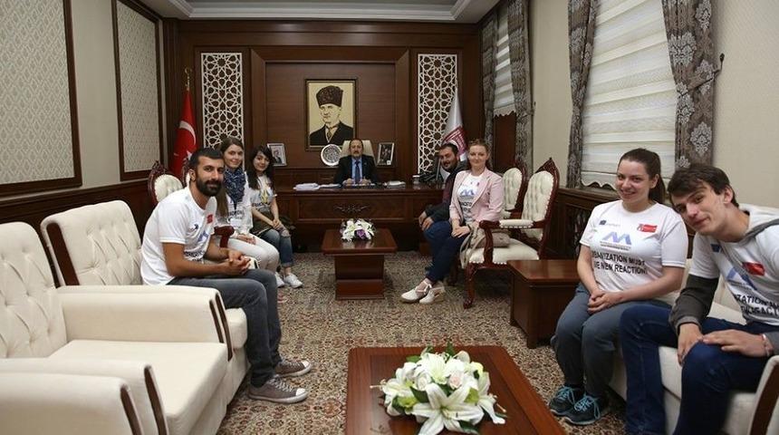 Erasmus Değişim Programı &Ouml;ğrencileri Vali Ali Hamza Pehlivan&rsquo;ı Ziyaret Etti