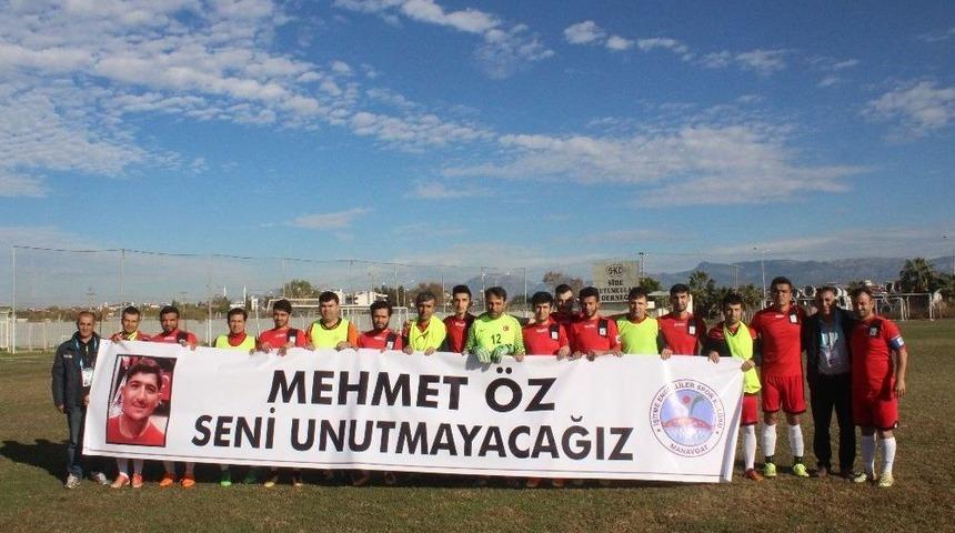 İşitme Engelliler Mehmet &Ouml;z&rsquo;&uuml; Unutmadı