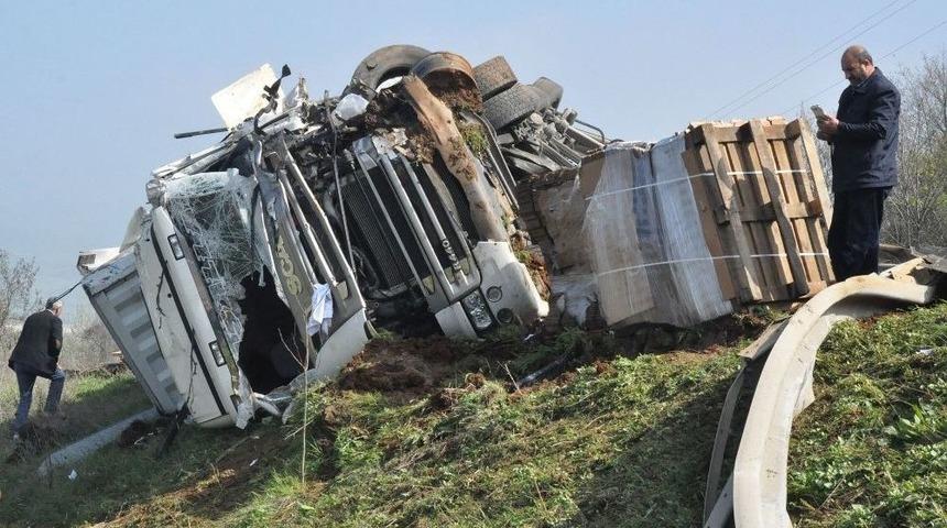 Devrilen Karton Y&uuml;kl&uuml; Tır Par&ccedil;alandı