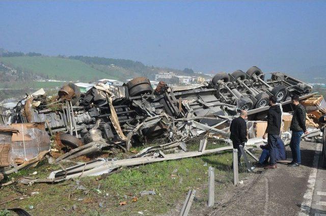 Devrilen Karton Yüklü Tır Parçalandı