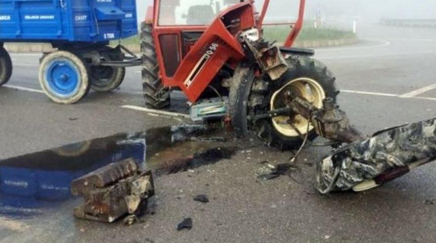 Minibüsle Çarpışan Traktör İkiye Bölündü: 2 Yaralı