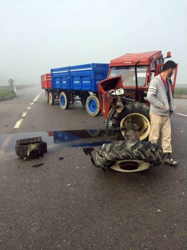 Minibüsle Çarpışan Traktör İkiye Bölündü: 2 Yaralı