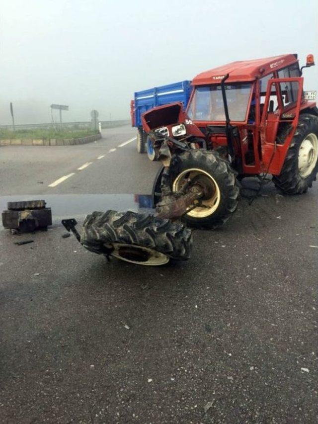 Minibüsle Çarpışan Traktör İkiye Bölündü: 2 Yaralı