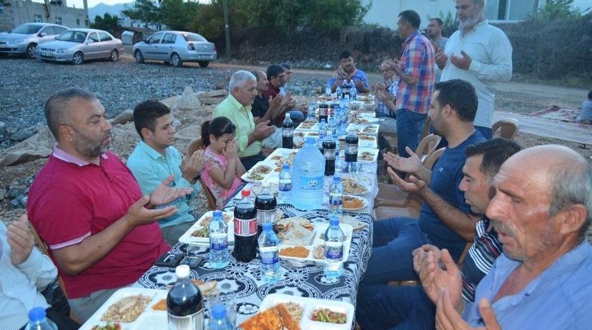 K&ouml;y Meydanında İftar