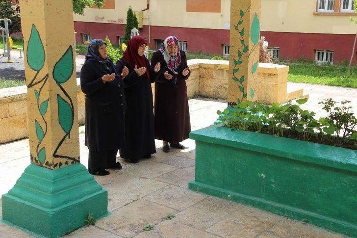 Evliliğinde Mutlu Olmak İsteyenler Bu Türbeye Geliyor G1