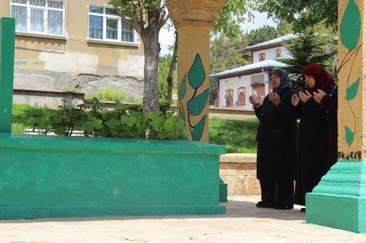 Evliliğinde Mutlu Olmak İsteyenler Bu Türbeye Geliyor G2