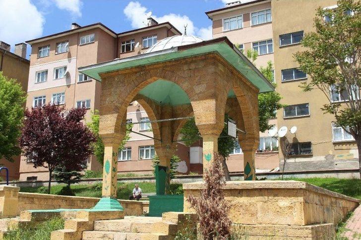 Evliliğinde Mutlu Olmak İsteyenler Bu Türbeye Geliyor G3