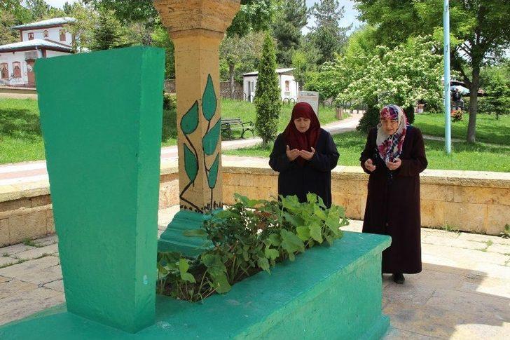 Evliliğinde Mutlu Olmak İsteyenler Bu Türbeye Geliyor G4