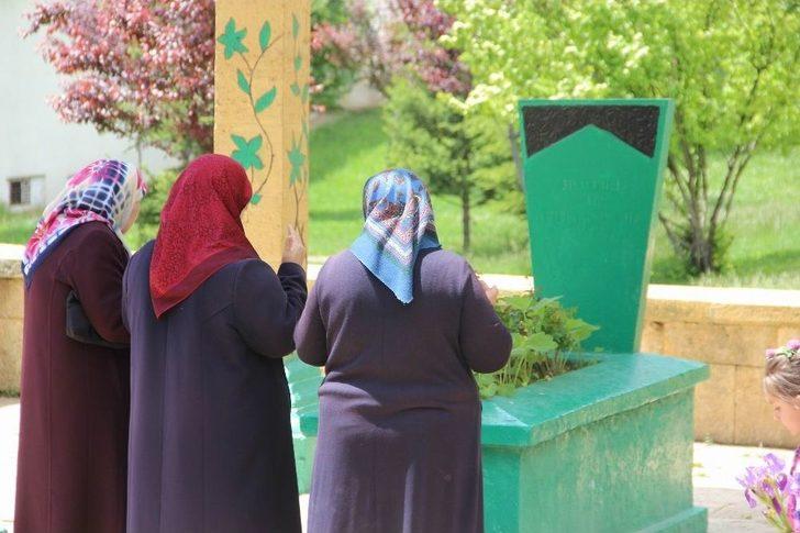 Evliliğinde Mutlu Olmak İsteyenler Bu Türbeye Geliyor G5