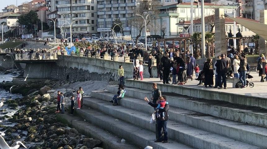 Sıcak Havayı Fırsat Bilip, Sahile Koştular