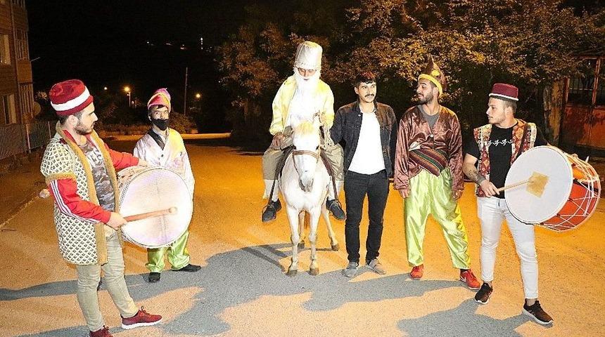 (&ouml;zel) Sahura Nasrettin Hoca Tiplemesiyle Kaldırıyor