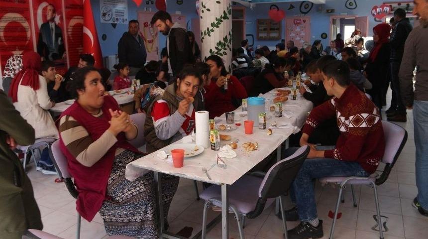 Başkan Yılmaz, &Ouml;zel &Ouml;ğrencilerle Kahvaltıda Buluştu