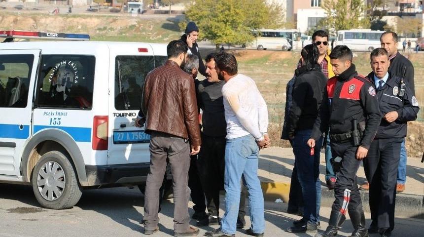 D&uuml;ğ&uuml;n Konvoyundaki Silahı Almaya &Ccedil;alışan Polise Saldırı