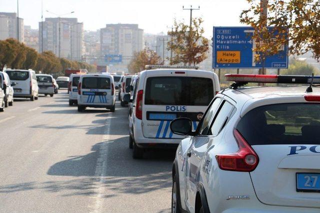 Düğün Konvoyundaki Silahı Almaya Çalışan Polise Saldırı