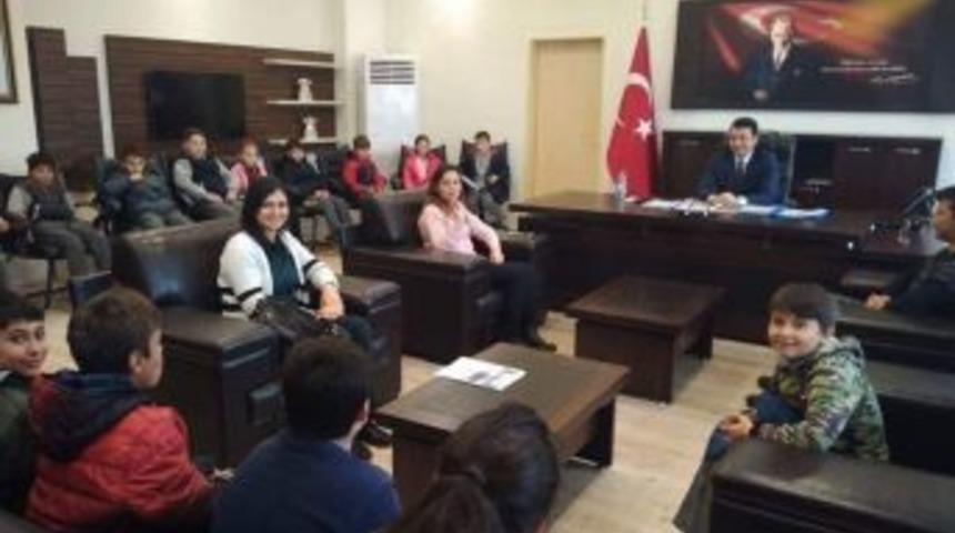 &Ouml;ğrenci Gazeteciler, Kaymakam Şahin&rsquo;i Ziyaret Etti